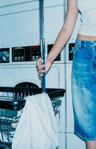 Σκισμένα, λεκιασμένα, λασπωμένα ρούχα και η μόδα που αψηφά την τελειότητα