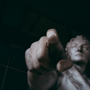 Τι σημαίνει Parasocial και γιατί  επιλέχθηκε ως η λέξη της χρονιάς για το 2025