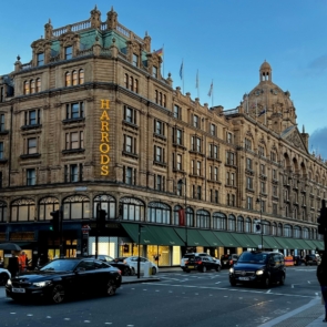 Χριστούγεννα στον Κόσμο: οι πόλεις που ζουν το θαύμα, όσες απλώς το πουλάνε και οι απρόσμενοι γιορτινοί παράδεισοι