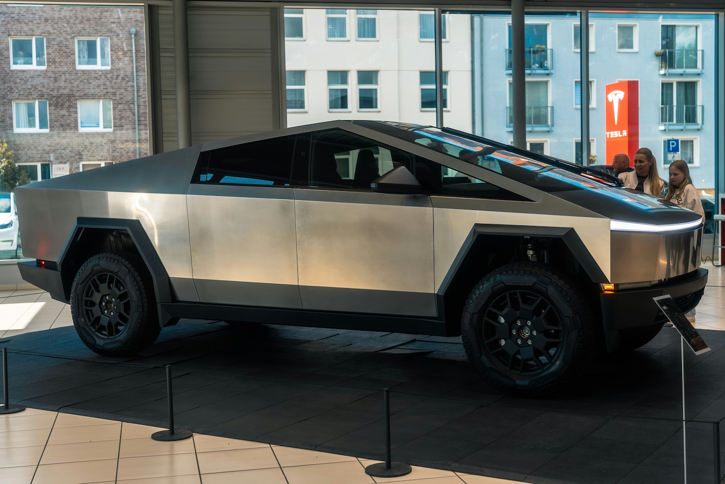 Η απόβαση της Tesla στη Βάρης – Κορωπίου