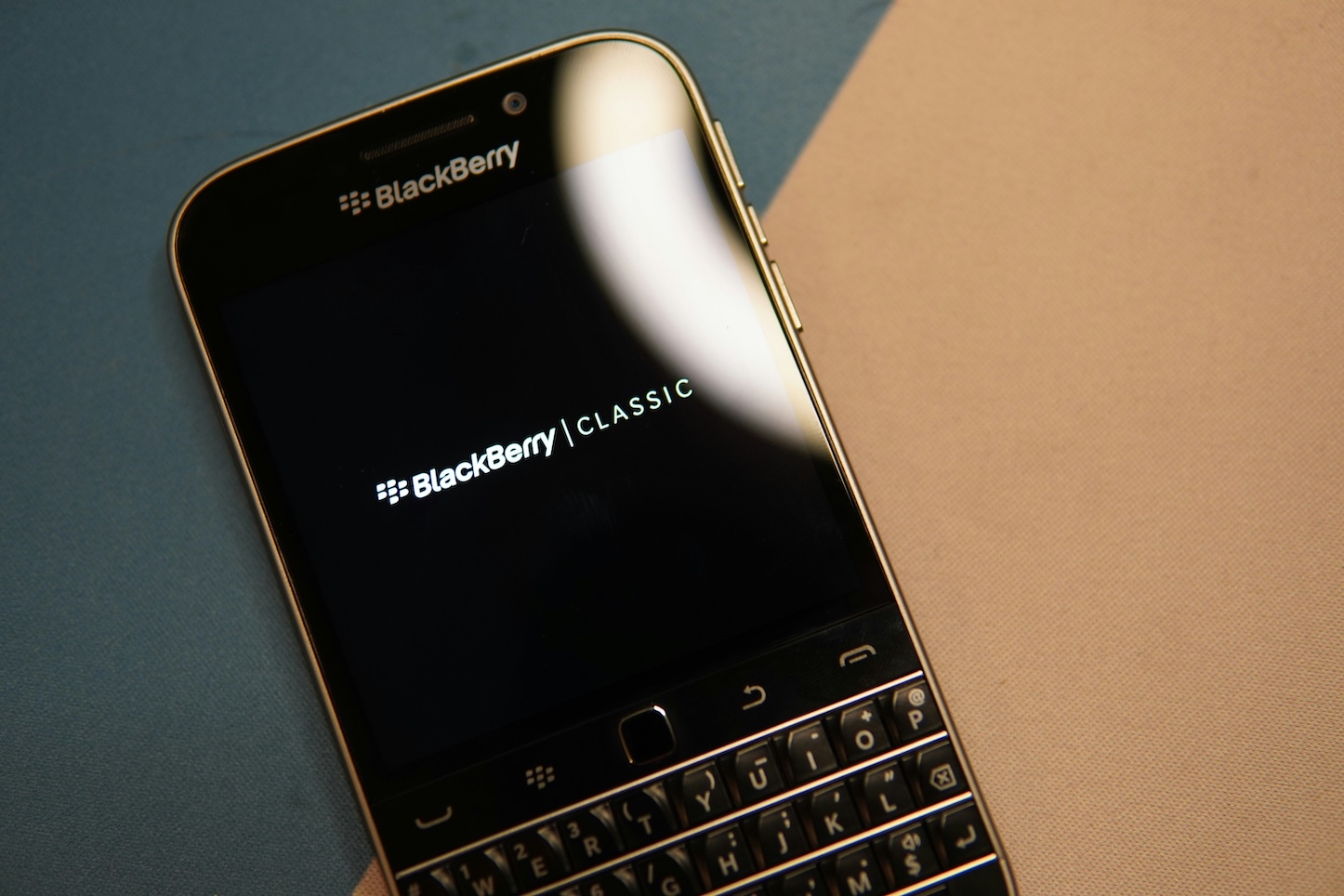 Ήξερες ότι η BlackBerry δεν πέθανε ποτέ, απλώς έγινε αόρατη και μπήκε στα αυτοκίνητά μας