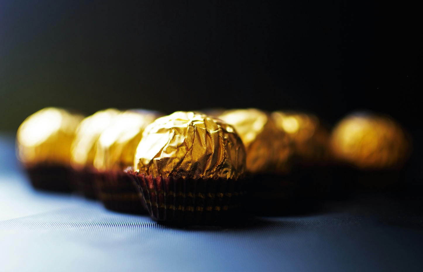 Ήξερες ότι η Ferrero έχτισε μια αυτοκρατορία πάνω σε ένα αυγό σοκολάτας που κανείς δεν πίστευε ότι θα πουλούσε εκτός Πάσχα