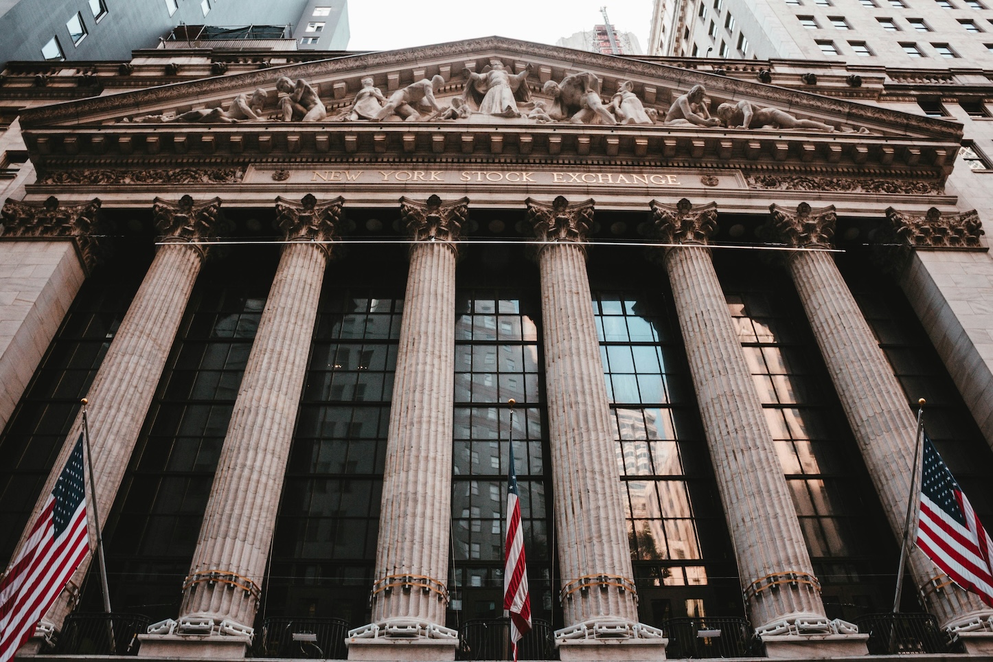 Γιατί το sell off στις τεχνολογικές μετοχές διευκολύνει τον Έλον Μασκ