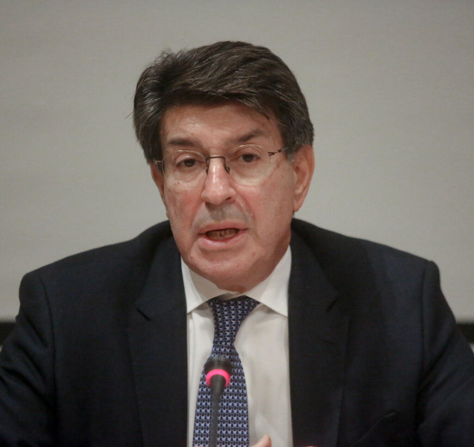 Η στρατηγική Φέσσα για την Apple και τη Xiaomi στην Ελλάδα