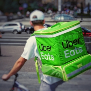 Uber: Εξαγορά 2,3 δισ. δολαρίων στις ΗΠΑ για εταιρικό catering