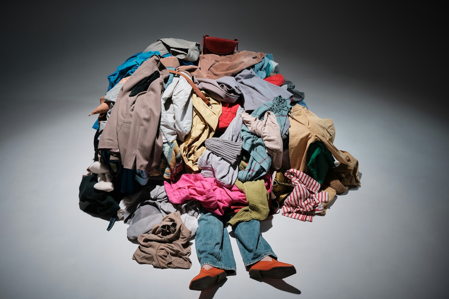 Slow fashion ή «buy less, choose well» πριν μας πνίξουν τα ρούχα