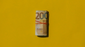 Η Ελλάδα ξαναμπαίνει στο μικροσκόπιο των οίκων αξιολόγησης
