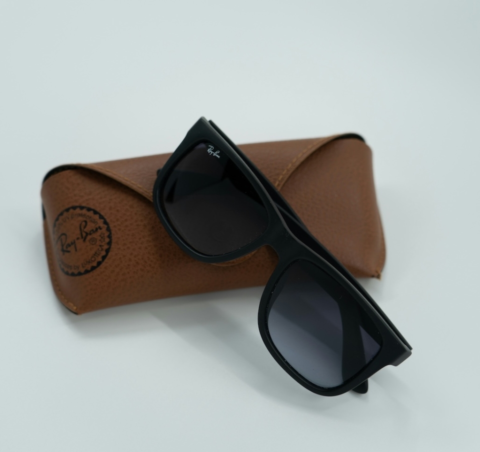 Ήξερες ότι τα Ray-Ban φτιάχτηκαν για τους πονοκεφάλους των πιλότων και τώρα οδηγούν την επανάσταση των AI glasses