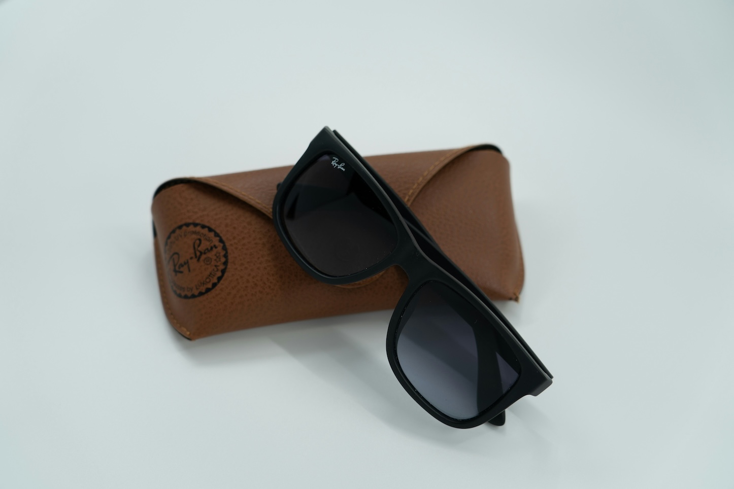Ήξερες ότι τα Ray-Ban φτιάχτηκαν για τους πονοκεφάλους των πιλότων και τώρα οδηγούν την επανάσταση των AI glasses