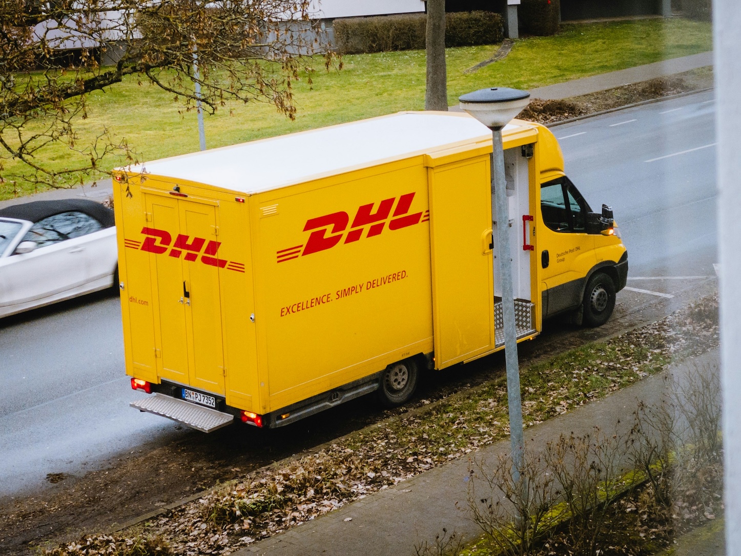 Ήξερες ότι πίσω από το όνομα DHL βρίσκονται τα αρχικά τριών φίλων και μια ιδέα που άλλαξε τις μεταφορές