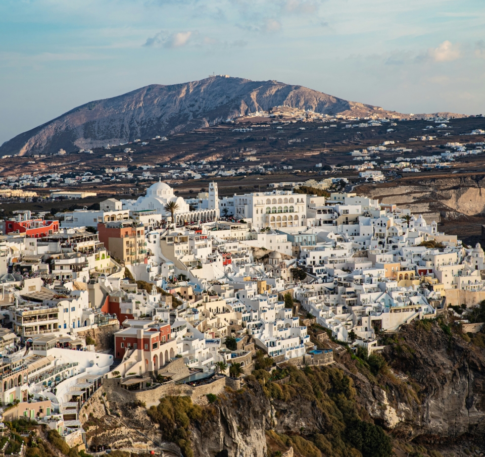 Γεμάτα αεροπλάνα, ακριβότερες διακοπές και νέα ρεκόρ για τον ελληνικό τουρισμό
