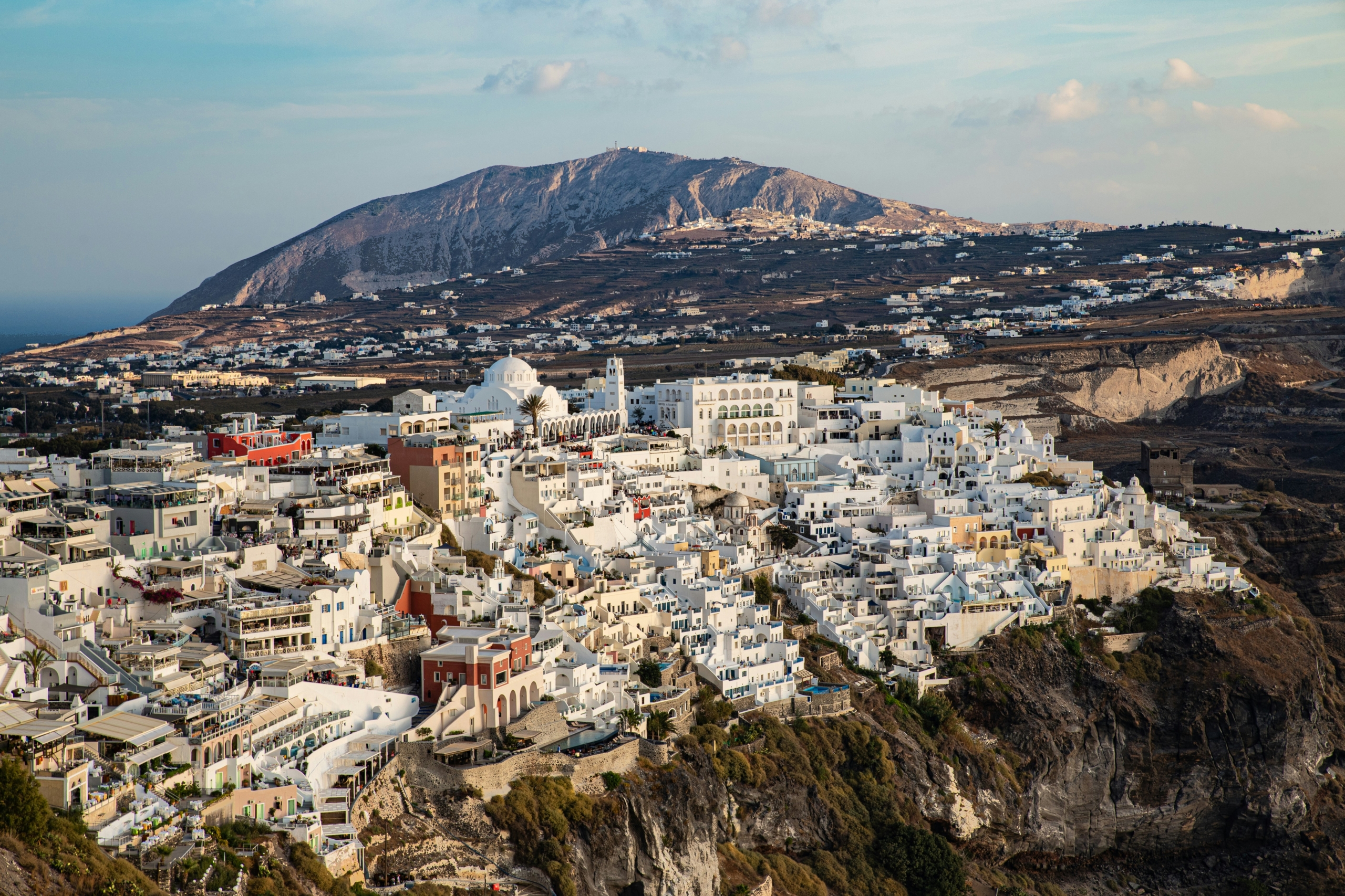 Γεμάτα αεροπλάνα, ακριβότερες διακοπές και νέα ρεκόρ για τον ελληνικό τουρισμό