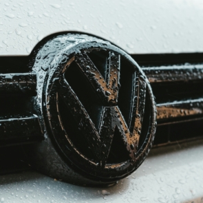 Volkswagen – Porsche: Επιβάρυνση 10 δισ. ευρώ και νέα πίεση για περικοπές
