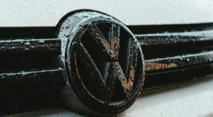 Volkswagen – Porsche: Επιβάρυνση 10 δισ. ευρώ και νέα πίεση για περικοπές