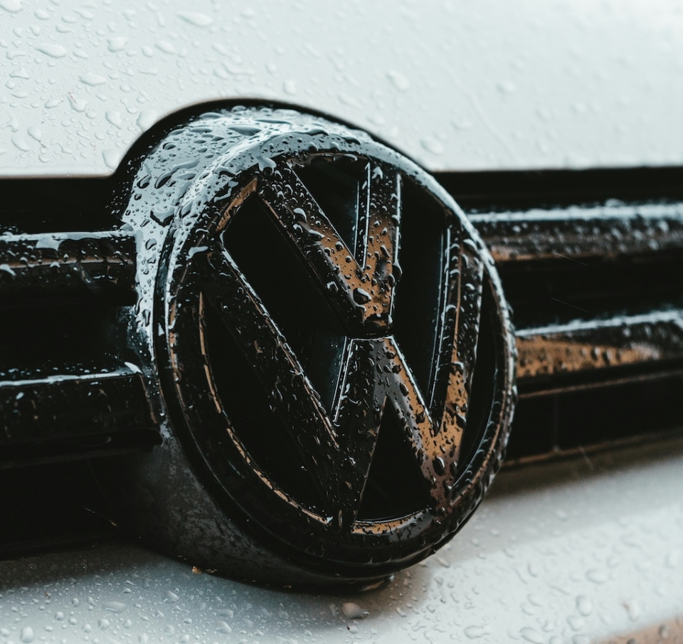 Volkswagen – Porsche: Επιβάρυνση 10 δισ. ευρώ και νέα πίεση για περικοπές