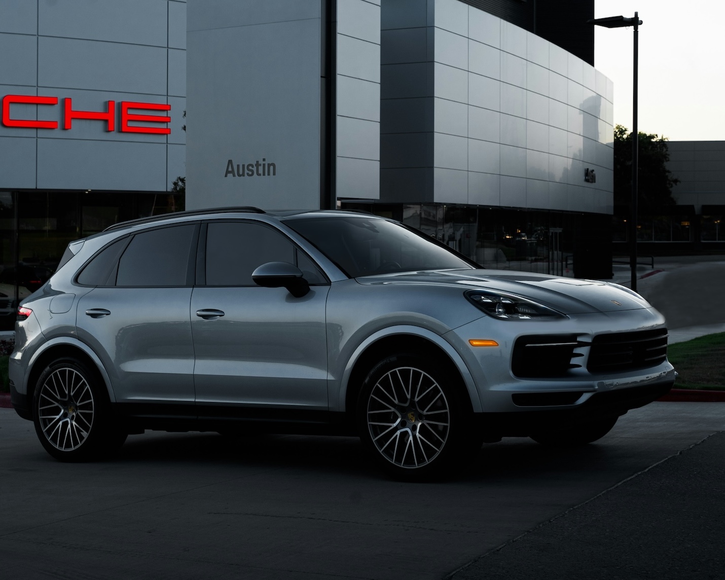 Η κυριαρχία των SUV στην αυτοκινητοβιομηχανία ξαναγράφει τους κανόνες και στα supercars