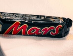 Ήξερες ότι η σοκολάτα Mars γεννήθηκε από μια οικογενειακή εξορία και το όνομά της δεν έχει καμία σχέση με τον πλανήτη Άρη