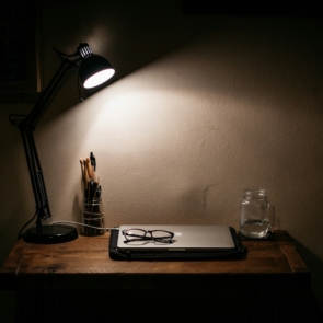 Desk Lamp – Το φως που έφτιαξε έναν προσωπικό χώρο σκέψης