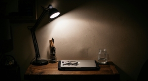 Desk Lamp – Το φως που έφτιαξε έναν προσωπικό χώρο σκέψης