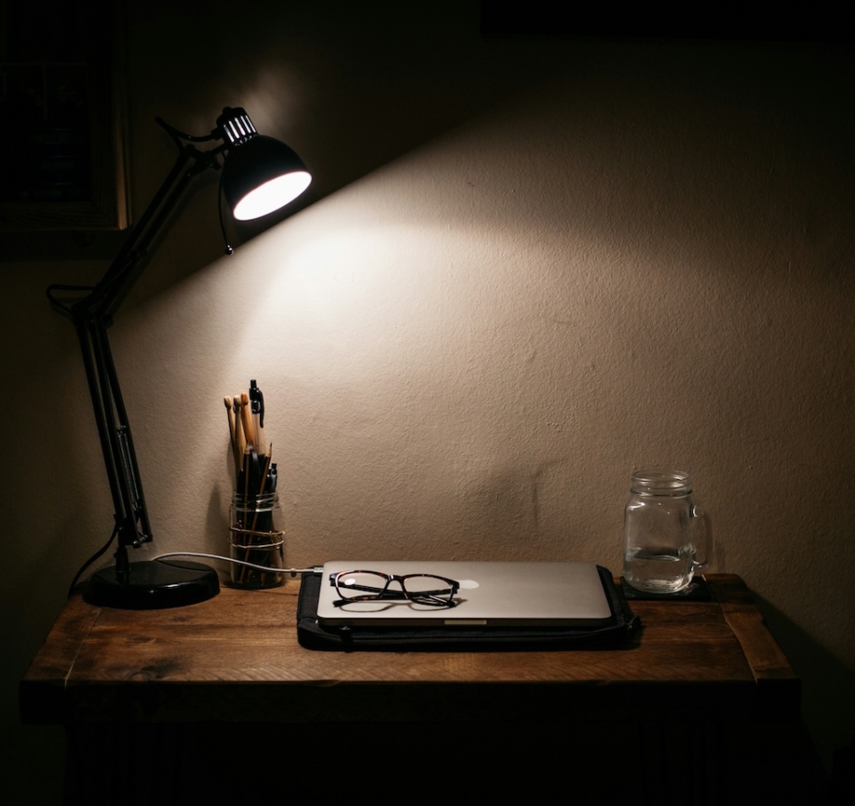 Desk Lamp – Το φως που έφτιαξε έναν προσωπικό χώρο σκέψης