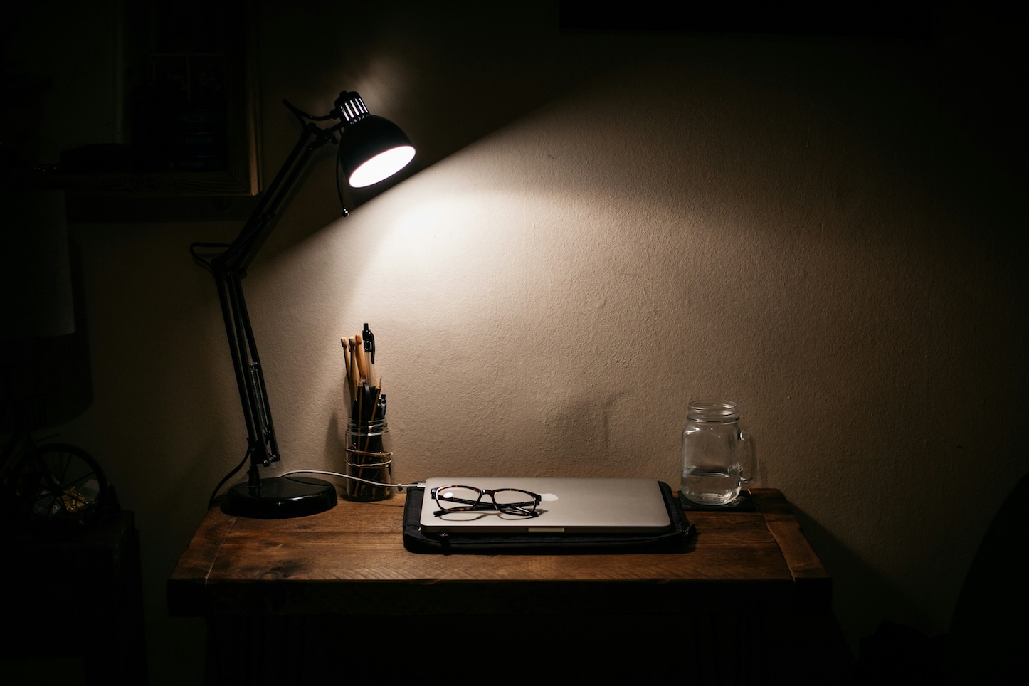 Desk Lamp – Το φως που έφτιαξε έναν προσωπικό χώρο σκέψης