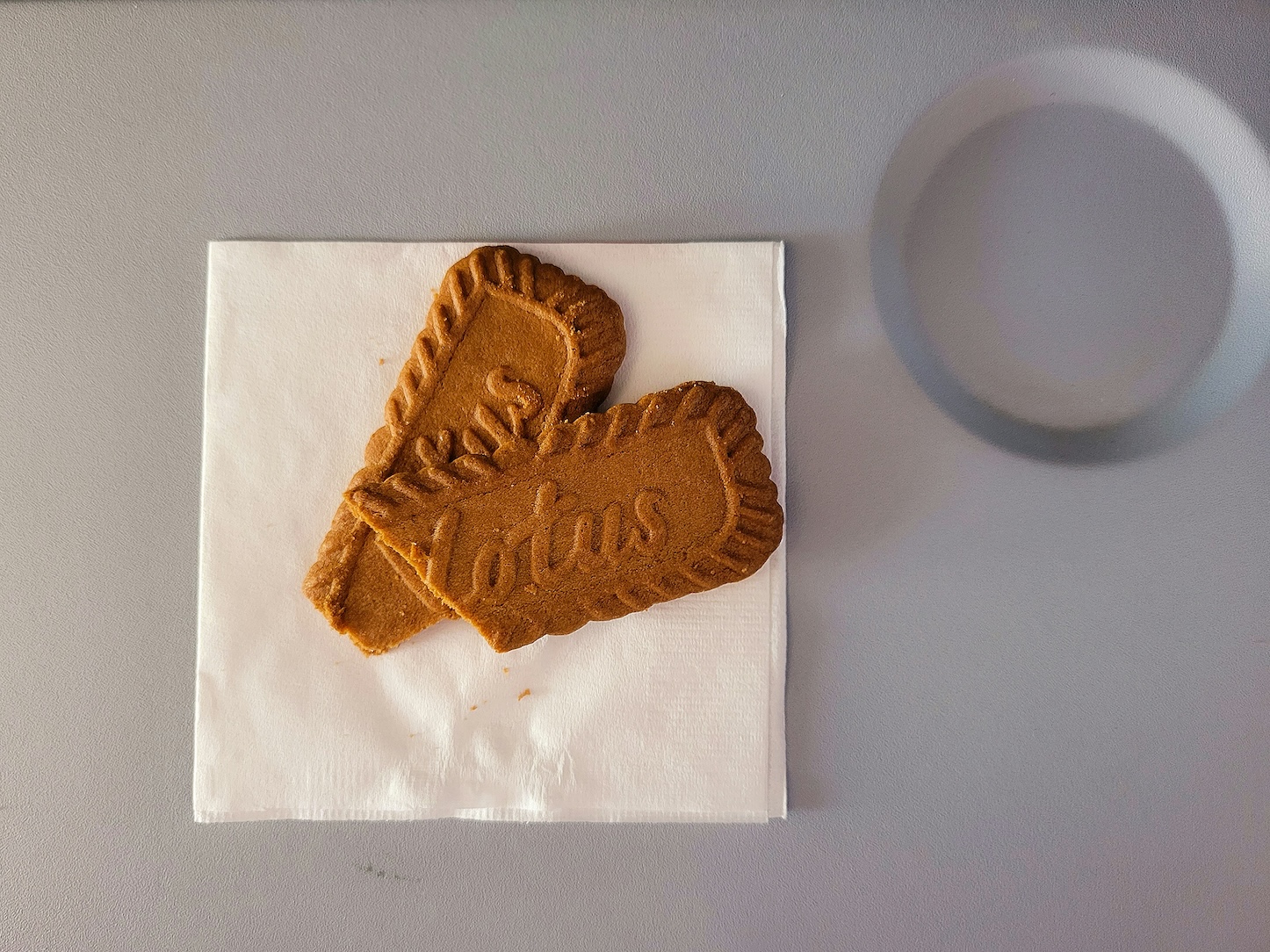 Ήξερες ότι το πιο viral μπισκότο στον κόσμο, το Biscoff, σερβίρεται σε πτήσεις εδώ και 40 χρόνια