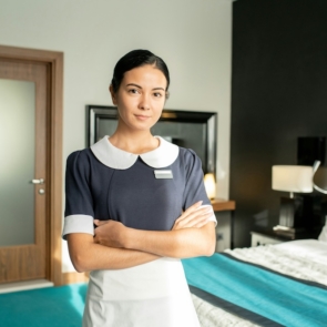 Χτίζεις πεντάστερο resort, αλλά το προσωπικό πού θα μείνει;