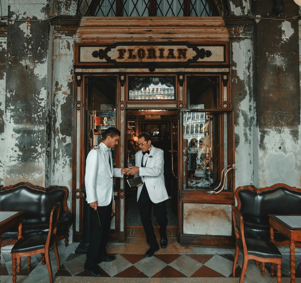 Η πιο προσιτή πολυτέλεια είναι ο καφές- the most affordable luxury