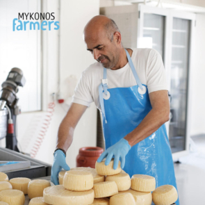 Ο τυροκόμος που επιμένει να παράγει στη Μύκονο των πολυτελών ξενοδοχείων και της τουριστικής ανάπτυξης