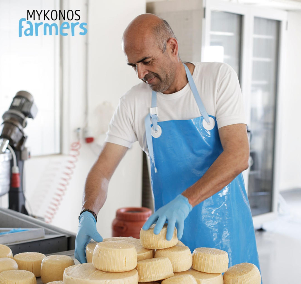 Ο τυροκόμος που επιμένει να παράγει στη Μύκονο των πολυτελών ξενοδοχείων και της τουριστικής ανάπτυξης