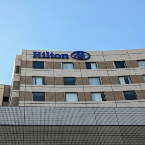 Ήξερες ότι… ο Conrad Hilton πήγε να αγοράσει μια τράπεζα και αγόρασε ένα ξενοδοχείο;