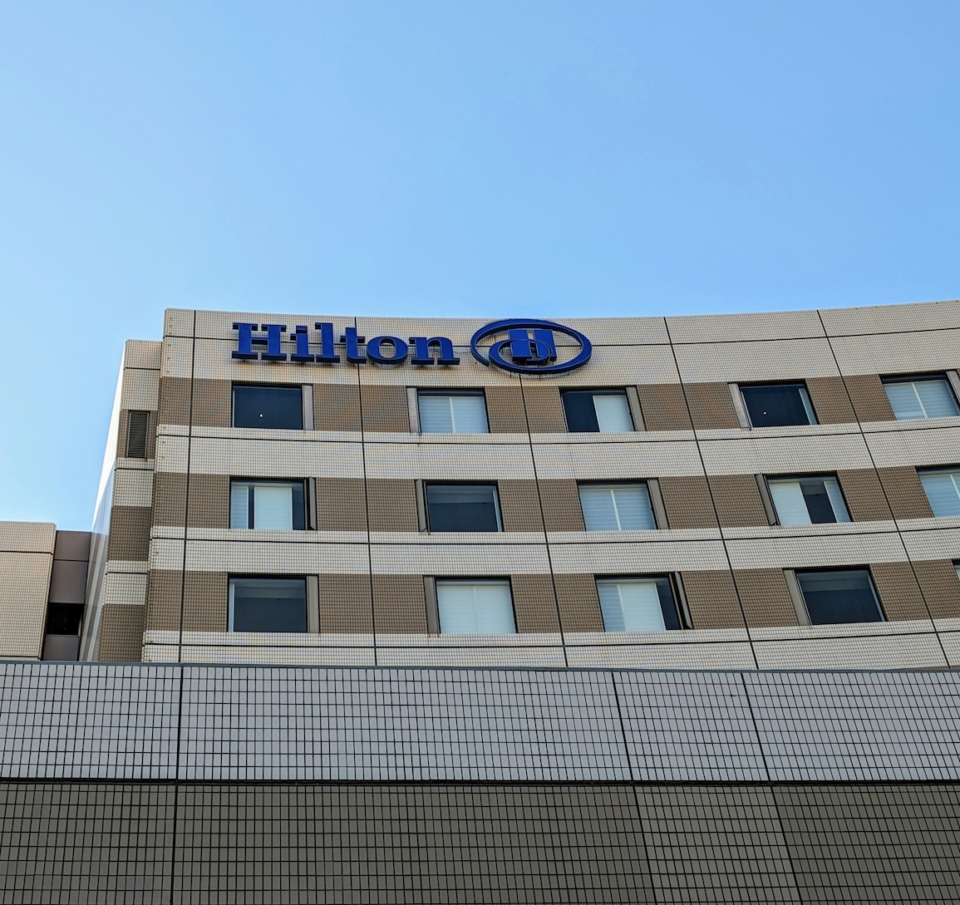 Ήξερες ότι… ο Conrad Hilton πήγε να αγοράσει μια τράπεζα και αγόρασε ένα ξενοδοχείο;