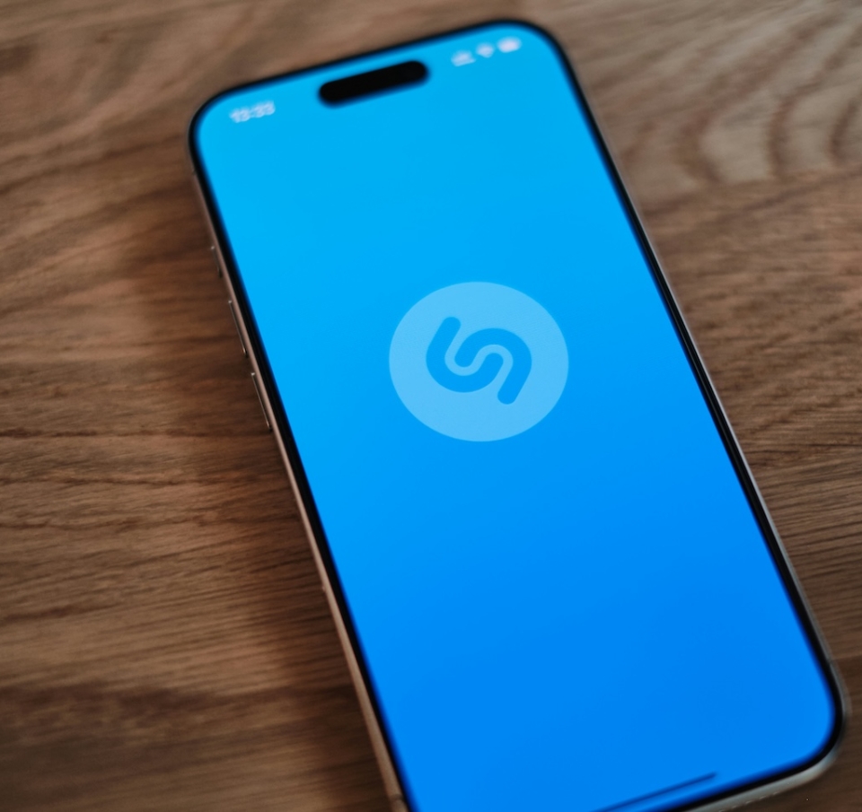 Ήξερες ότι το Shazam αναγνώριζε τραγούδια πριν από την τεχνητή νοημοσύνη και πλέον δείχνει ποιο θα είναι το επόμενο hit;