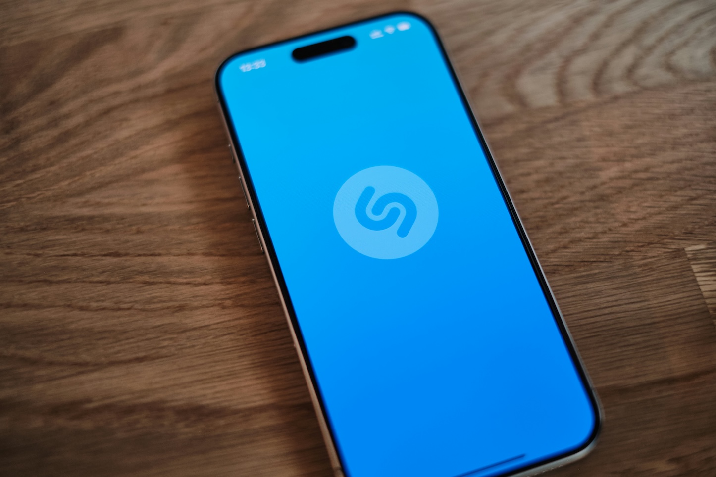 Ήξερες ότι το Shazam αναγνώριζε τραγούδια πριν από την τεχνητή νοημοσύνη και πλέον δείχνει ποιο θα είναι το επόμενο hit;