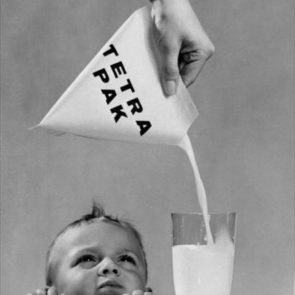 Ήξερες ότι… η Tetra Pak ξεκίνησε από μια χάρτινη πυραμίδα και άλλαξε τον τρόπο που πίνουμε γάλα;