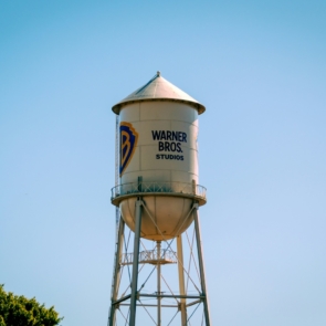 Ήξερες ότι η Warner Bros. ξεκίνησε από το όνειρο 4 αδελφών και έναν προβολέα 1.000 δολαρίων;