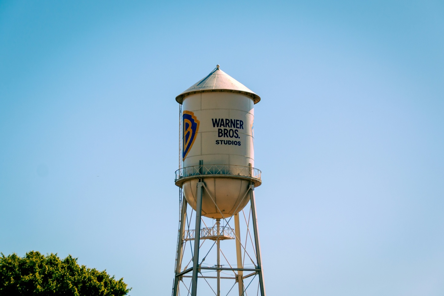 Ήξερες ότι η Warner Bros. ξεκίνησε από το όνειρο 4 αδελφών και έναν προβολέα 1.000 δολαρίων;