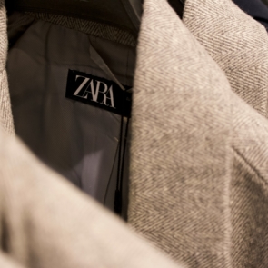 Ήξερες ότι η Zara θα λεγόταν Zorba, από τον “Αλέξη Ζορμπά”, και άλλαξε όνομα εξαιτίας ενός μπαρ;