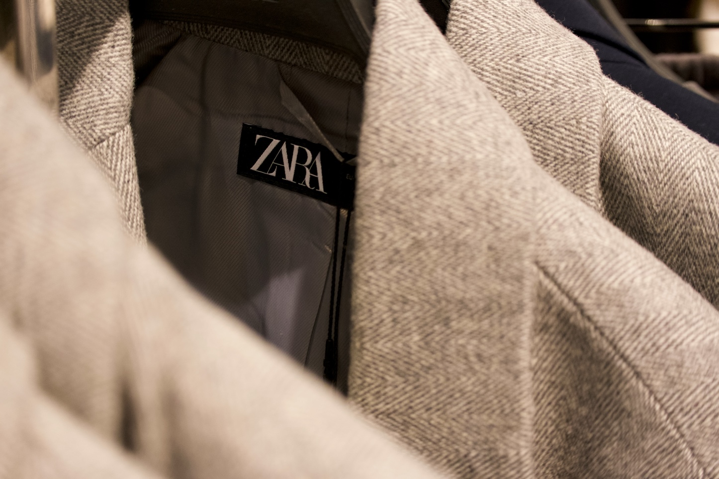 Ήξερες ότι η Zara θα λεγόταν Zorba, από τον “Αλέξη Ζορμπά”, και άλλαξε όνομα εξαιτίας ενός μπαρ;