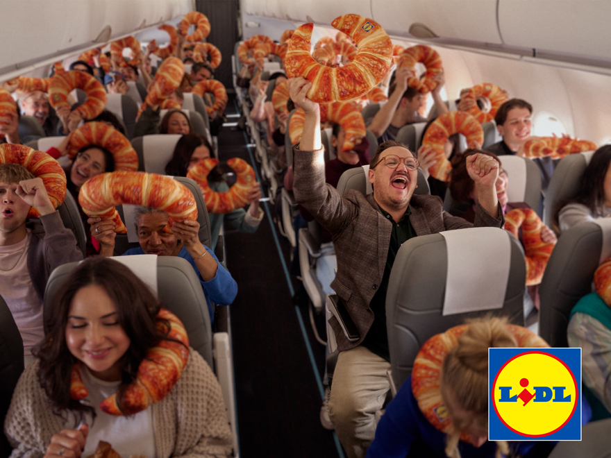 Από τον φούρνο στα ύψη της μόδας: Η Lidl ενθουσιάζει στο Paris Fashion Week με το «NeckCroissant»
